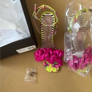 Brand new Betsy Johnson floral pumps